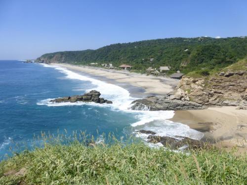 een uitzicht op het strand vanaf een klif bij Posada Cielito Lindo in Mazunte