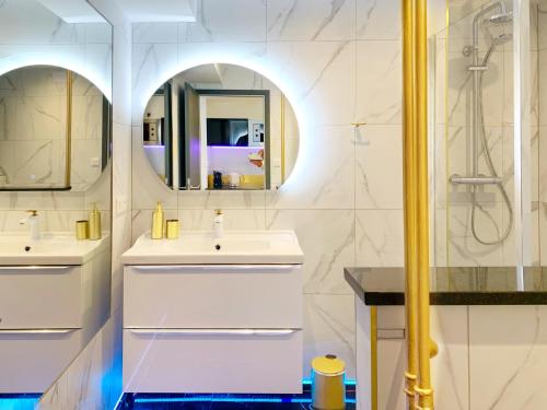 een witte badkamer met een wastafel en een spiegel bij LİFE İNCİTY - Petite France By Life Renaissance in Straatsburg