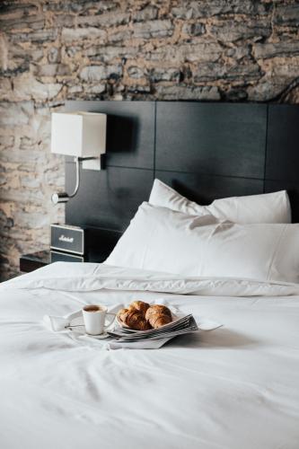 Ένα ή περισσότερα κρεβάτια σε δωμάτιο στο Le Petit Hôtel Vieux-Montréal - Saint-Paul by Gray Collection