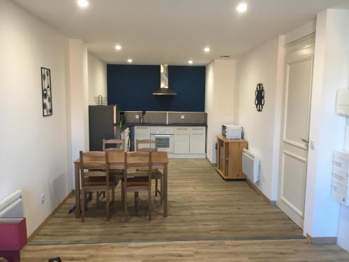 une cuisine avec une table et une salle à manger dans l'établissement La cathare appartement, à Lézignan-Corbières