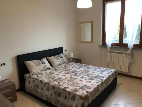 ein Schlafzimmer mit einem großen Bett in einem Zimmer in der Unterkunft Trilocale in villetta piano terra indipendente in Osio Sotto
