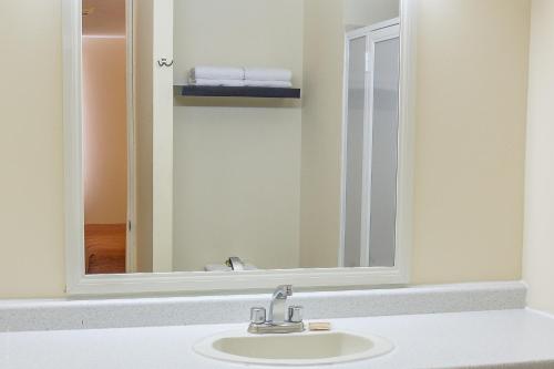 a bathroom with a sink and a mirror at BONITTO INN® Tampico Aeropuerto in Tampico