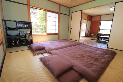 Nakatsugawa - House / Vacation STAY 39303 في ناكاتسوجاوا: غرفه كبيره فيها سرير كبير