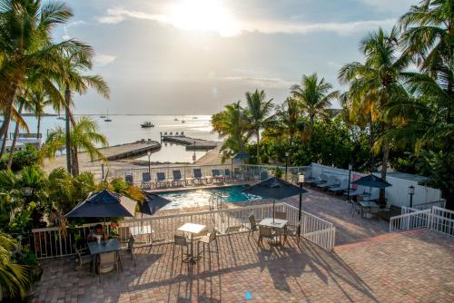 uitzicht op een zwembad en een strand met palmbomen bij Bayside Inn Key Largo in Key Largo