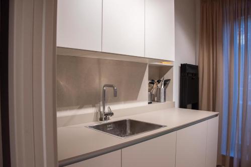 Kitchen o kitchenette sa Apartamentos Puerta de Llanes