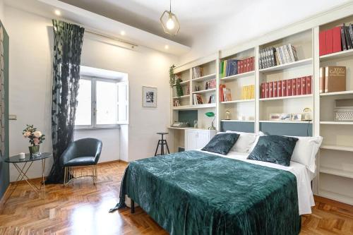 sypialnia z dużym łóżkiem i półkami na książki w obiekcie GLAM 50 - Exlusive Penthouse in the Heart of Rome w Rzymie