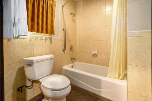 Ένα μπάνιο στο Oak Park Motel