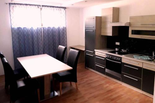 una cucina con tavolo, tavolo e sedie di Apart Zireiner See a Kramsach