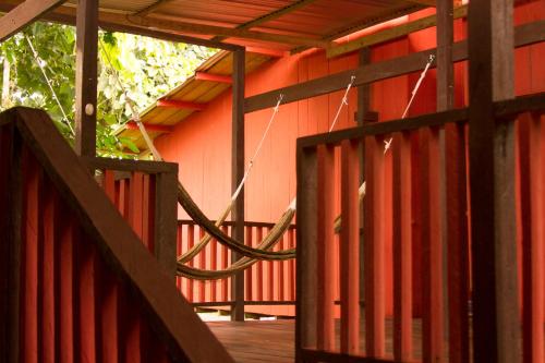una escalera de madera que conduce a un edificio rojo en La Ceiba, Amazonas, en Leticia