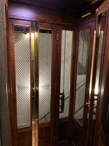 un paio di porte in vetro in una stanza di Ramiere Porta Nuova a Torino