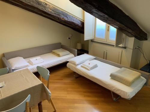 2 posti letto in una camera con tavolo e sedie di Ramiere Porta Nuova a Torino