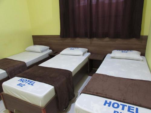 a room with three beds in a room at Hotel Biz a 8 minutos do Brás, a 15 minutos da 25 de março e a 8 minutos do Bom retiro in Sao Paulo