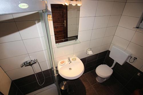 Vonios kambarys apgyvendinimo įstaigoje House Marko Breze