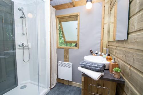 a bathroom with a sink and a shower at Camping les Restanques in Bauduen