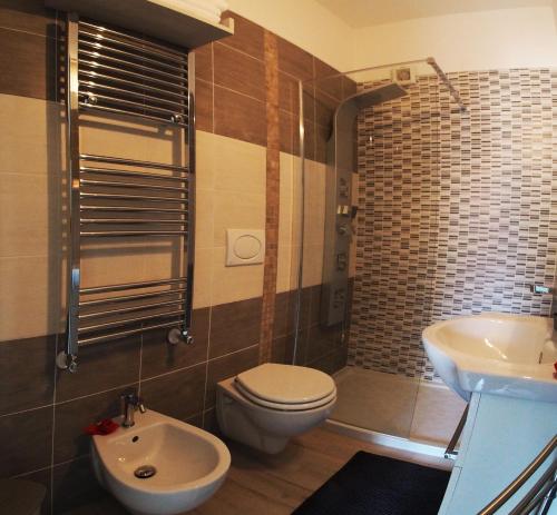 ein Bad mit einem WC und einem Waschbecken in der Unterkunft Dimora Campofreda in Portocannone