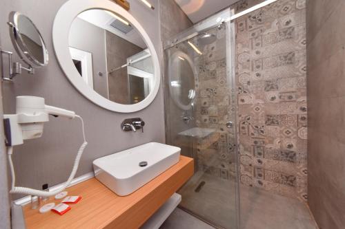 une salle de bain avec lavabo et douche dans l'établissement Atacity Hotel, à Istanbul