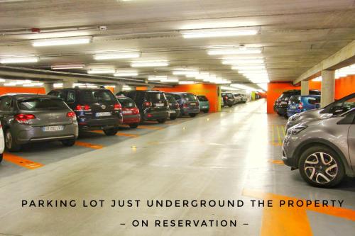un parking avec beaucoup de voitures garées dans celui-ci dans l'établissement The POINT CITY-Center - Place KLEBER, à Strasbourg