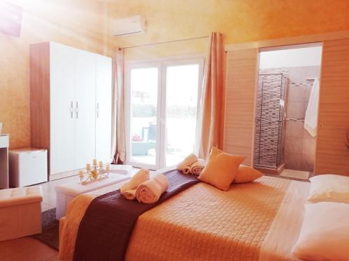 - une chambre avec un lit doté d'oreillers et d'une fenêtre dans l'établissement b&b MareSalento, à Racale
