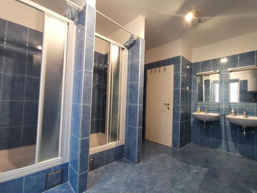 Ένα μπάνιο στο Spacious 140m2 Downtown 3 Bedroom Apartment