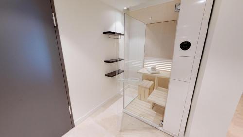 ティメンドルファー・シュトラントにあるWhite Pearl Apartment 1.06のバスルーム(シャワー、洗面台、鏡付)