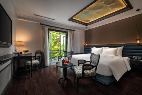 ハノイにあるLa Sinfonía del Rey Hotel & Spaのベッドとバルコニー付きのホテルルーム