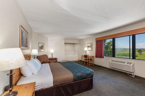 En eller flere senge i et værelse på MountainView Lodge and Suites