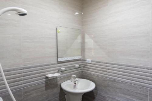 田尾鄉的住宿－綠友民宿，白色的浴室设有水槽和镜子
