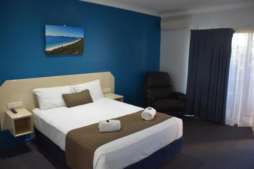 En eller flere senger på et rom på Bluewater Harbour Motel