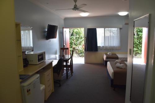 a room with a kitchen and a living room at Bluewater Harbour Motel in Bowen