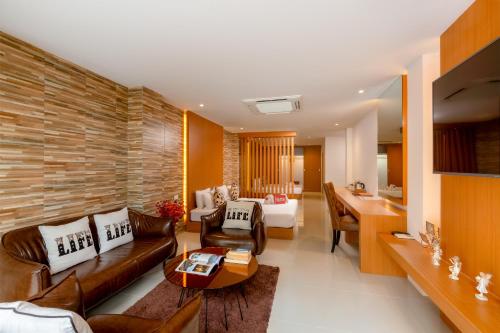sala de estar con sofá y mesa en Club Bamboo Boutique Resort & Spa - SHA Certified, en Patong Beach