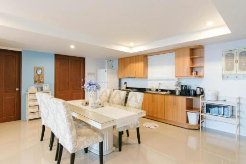 Kuchyň nebo kuchyňský kout v ubytování SeaRidge Hua Hin Resort & Poolvilla