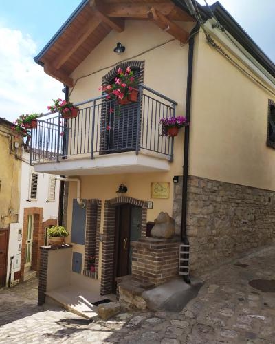 ein Gebäude mit einem Balkon und Blumenkästen darauf in der Unterkunft Lu can in Picerno
