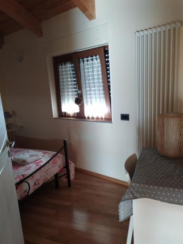 Cette petite chambre comprend 2 lits et une fenêtre. dans l'établissement Lu can, à Picerno