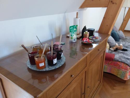 een houten toonbank met potten jam erop bij LA CHARMERAIE in Arrest