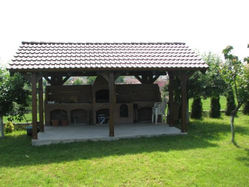 Taman di luar Pensiunea Neredy