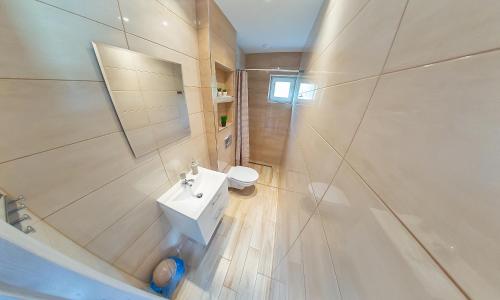 ウストカにあるCicha Dolinaのバスルーム(白い洗面台、トイレ付)