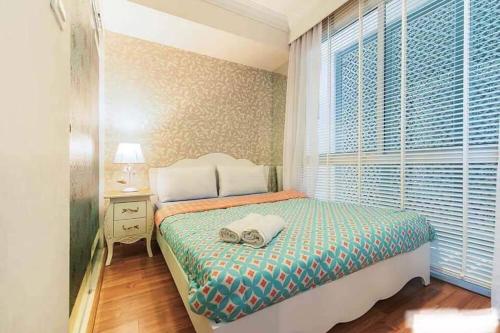 ホアヒンにあるMy Resort Condo Hua Hin By Hua Hin Hipの小さなベッドルーム(ベッド1台、窓付)
