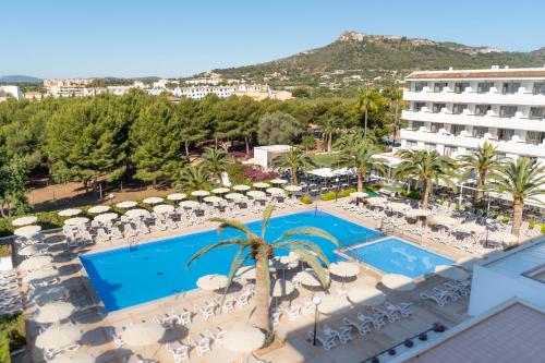 Bazén v ubytování Hotel Millor Sol nebo v jeho okolí