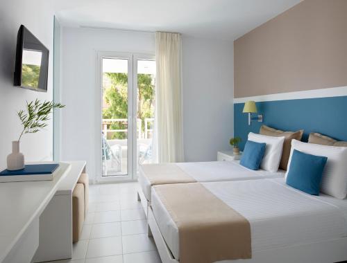 Säng eller sängar i ett rum på Kouros Seasight Hotel