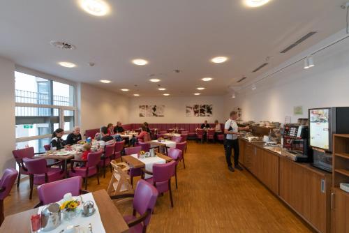 - une salle à manger avec des tables dans un restaurant dans l'établissement Stadthotel Waidhofen an der Thaya, à Waidhofen an der Thaya
