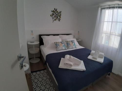 1 dormitorio con 1 cama con 2 toallas en Sea Apartment Carera, en Rovinj