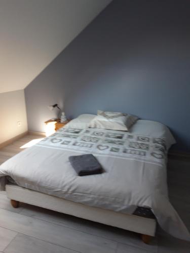 una camera con un letto bianco e una parete blu di "Chambre d'Hotes proximité Circuit Prenois a Prenois