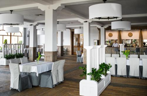 Hotel Rośにあるレストランまたは飲食店