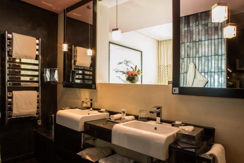 a bathroom with two sinks and a large mirror at Sofitel Casablanca Tour Blanche in Casablanca