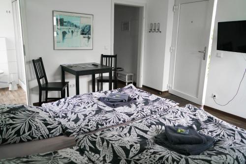 a bedroom with a bed and a table with chairs at Hostel Nordkirchen by Frerichmann in Nordkirchen