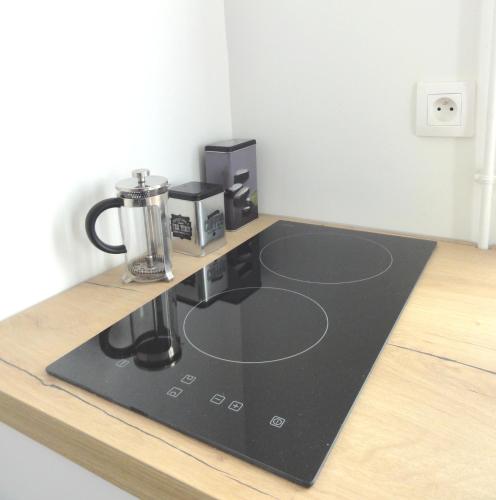 un comptoir de cuisine avec un mixeur sur un comptoir dans l'établissement L'ETOILE LOIRE, Saumur centre avec jardin, à Saumur