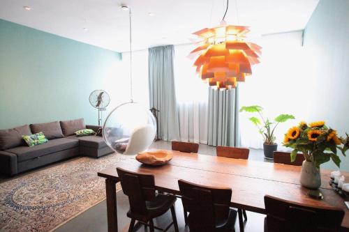 sala de estar con mesa de madera y sofá en Private Studio - FREE PARKING en Ámsterdam