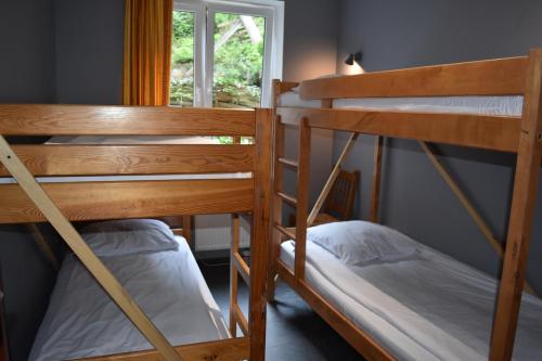 Poschodová posteľ alebo postele v izbe v ubytovaní Baltic Hostel