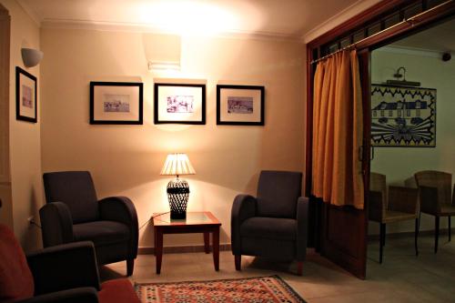 a waiting room with chairs and a lamp on a table at Villa Marquez in Vila Real de Santo António
