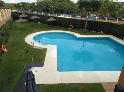 Výhled na bazén z ubytování APARTAMENTO ISLANTILLA nebo okolí